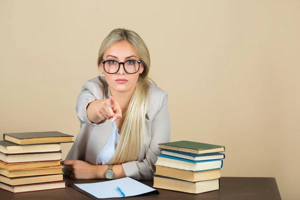 Hermosa Joven Gafas Traje Sienta Una Mesa Con Libros — Foto de Stock