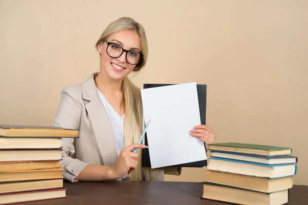 Hermosa Joven Gafas Traje Sienta Una Mesa Con Una Carpeta — Foto de Stock