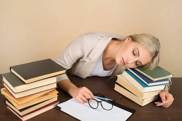 Hermosa Joven Traje Duerme Una Mesa Con Libros — Foto de Stock