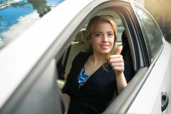 Retrato Una Hermosa Joven Conduciendo Coche Con Gesto Mano — Foto de Stock