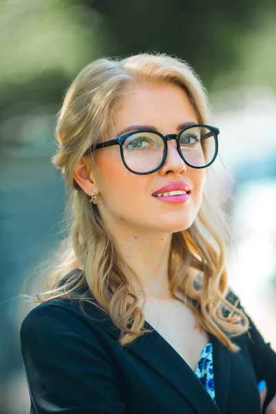 Retrato Una Hermosa Joven Gafas Verano —  Fotos de Stock