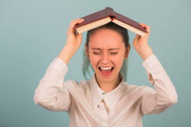 güzel genç kadın kitapları ile bir masada oturur