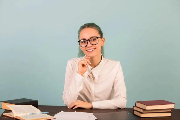 Hermosa Joven Gafas Sienta Una Mesa Con Libros — Foto de Stock