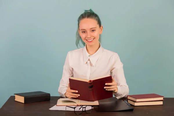 Hermosa Joven Sienta Una Mesa Con Libros — Foto de Stock