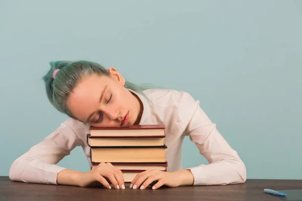 Bela Jovem Mulher Dormindo Uma Mesa Com Livros — Fotografia de Stock