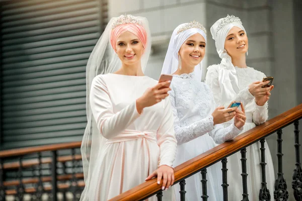 Tres Hermosas Mujeres Jóvenes Vestidos Musulmanes Festivos Con Teléfonos Sus — Foto de Stock