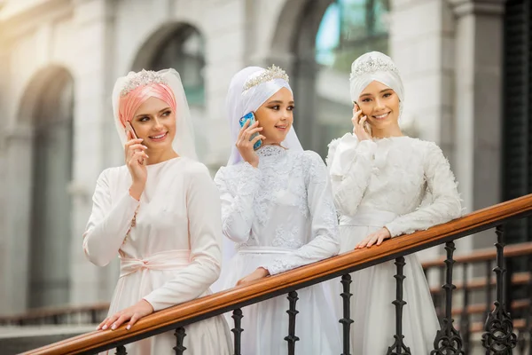 Три Красивих Молодих Жінок Святкових Мусульманських Сукнях Телефонують — стокове фото