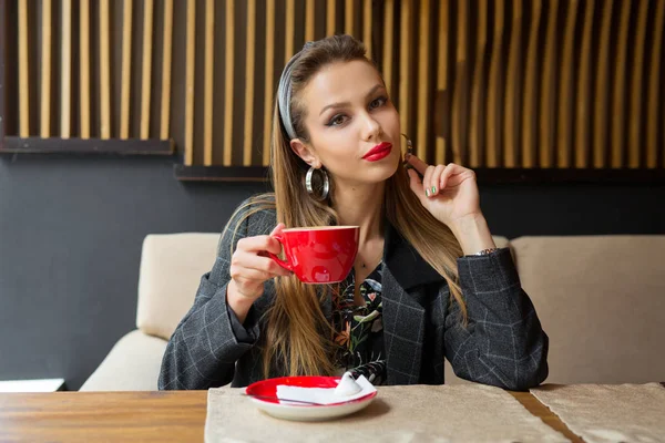 Schöne Junge Frau Mit Make Einem Restaurant Mit Einer Tasse — Stockfoto