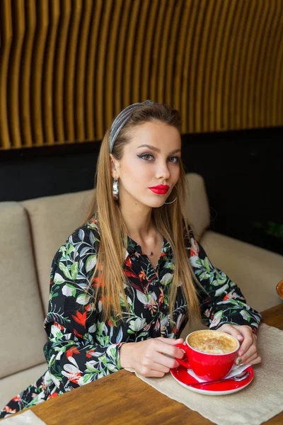 Schöne Junge Frau Mit Make Einem Restaurant Mit Einer Tasse — Stockfoto