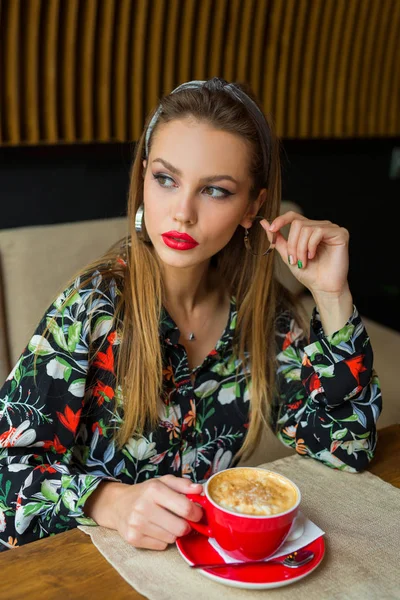 Schöne Junge Frau Mit Make Einem Restaurant Mit Einer Tasse — Stockfoto