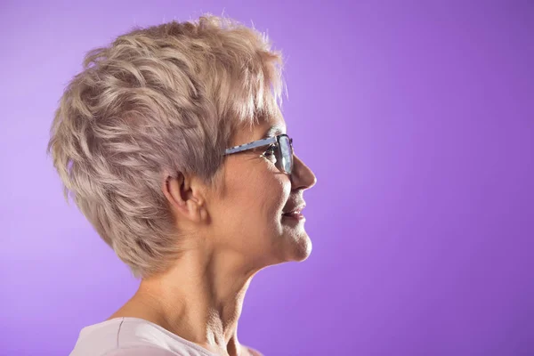 Portret Dorosłego Kobiety Okularach Krótką Fryzurą Fioletowym Zamyślony Twarzy — Zdjęcie stockowe
