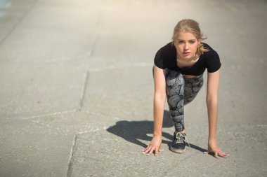 güzel genç kadın yaz açık havada çalıştırmak için hazırlanıyor