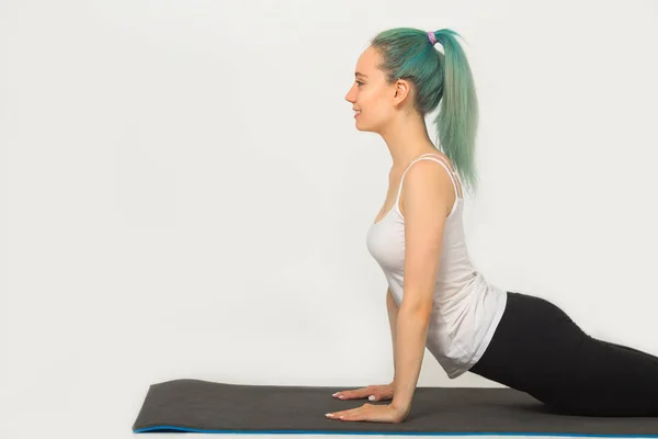 Hermosa Joven Haciendo Gimnasia Sobre Fondo Blanco —  Fotos de Stock