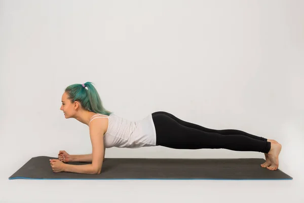 Hermosa Joven Haciendo Gimnasia Sobre Fondo Blanco — Foto de Stock