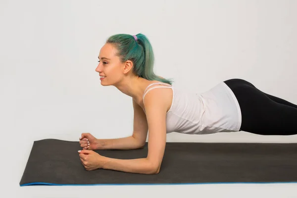 Hermosa Joven Haciendo Gimnasia Sobre Fondo Blanco —  Fotos de Stock