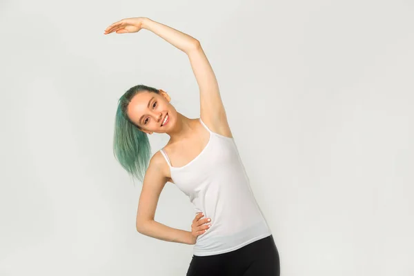 Όμορφη Νεαρή Γυναίκα Κάνει Γυμναστική Λευκό Φόντο — Φωτογραφία Αρχείου