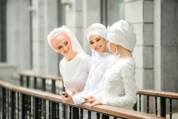 Три Красиві Молоді Жінки Національних Святкових Білих Мусульманських Сукнях — стокове фото