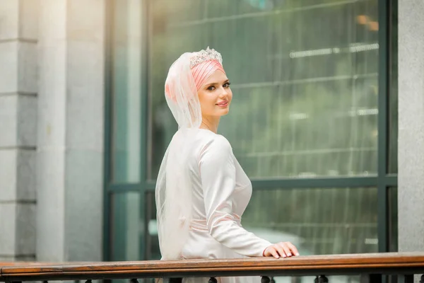 美丽的年轻女子在传统的伊斯兰白色礼服 — 图库照片