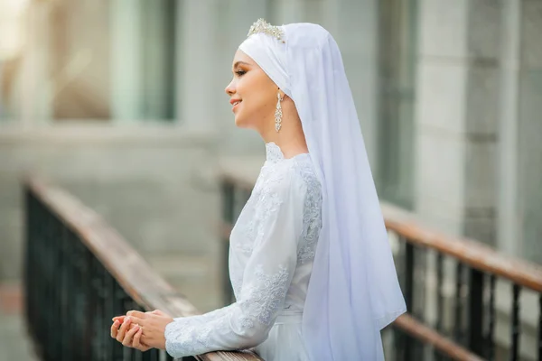 전통적인 이슬람 드레스에 아름다운 — 스톡 사진