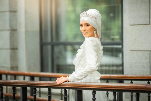 Bella Giovane Donna Abito Tradizionale Islamico Bianco — Foto Stock