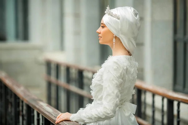 Geleneksel Slami Beyaz Elbise Güzel Genç Kadın — Stok fotoğraf