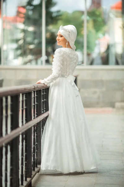 Hermosa Mujer Joven Vestido Blanco Islámico Tradicional — Foto de Stock