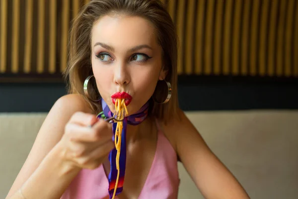 Belle Jeune Femme Avec Maquillage Manger Des Pâtes Italiennes Dans — Photo