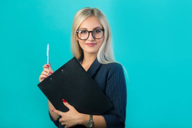 mavi bir arka plan üzerinde gözlük ile siyah takım elbiseli güzel genç kadın