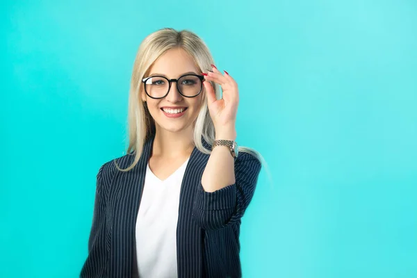 Hermosa Joven Traje Negro Con Gafas Sobre Fondo Azul — Foto de Stock