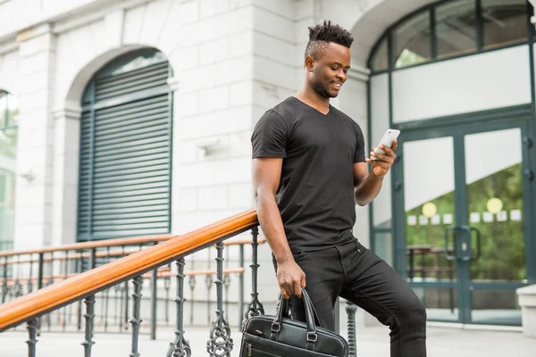 Snygg Ung Afrikansk Man Med Telefon Handen — Stockfoto