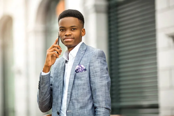 Snygg Ung Afrikansk Man Kostym Pratar Telefon — Stockfoto