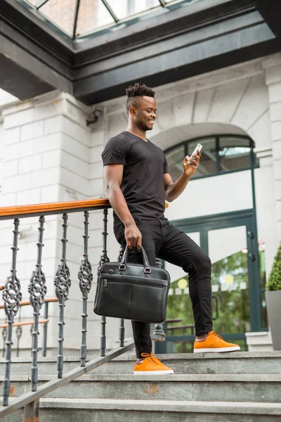 Snygg Ung Afrikansk Man Med Telefon Handen — Stockfoto