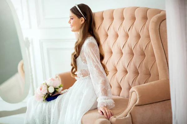 Mooie Jonge Vrouw Met Make Kapsel Een Delicate Peignoir Met — Stockfoto