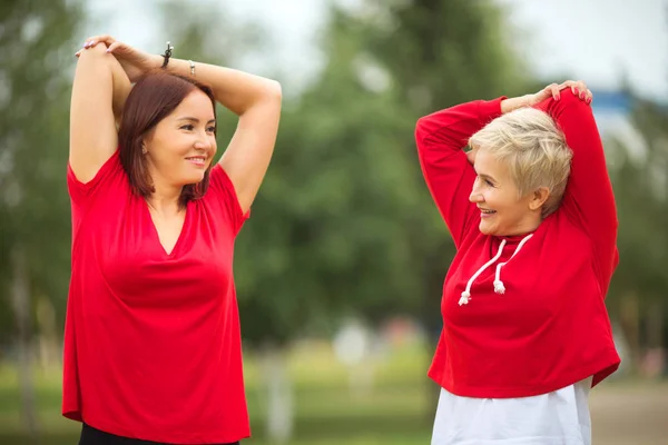 Duas Mulheres Adultas Sportswear Fazendo Exercícios Parque Verão — Fotografia de Stock