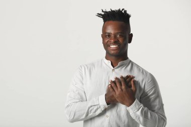 el hareketi ile beyaz arka plan üzerinde beyaz gömlek yakışıklı genç afrikalı adam