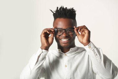 beyaz bir arka plan üzerinde gözlük ve beyaz gömlek yakışıklı genç afrikalı adam