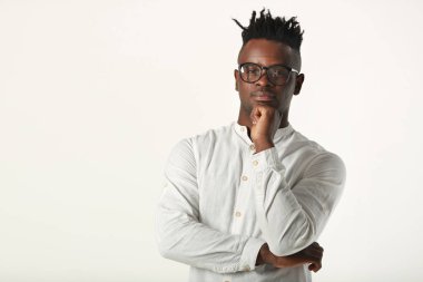 beyaz bir arka plan üzerinde gözlük ve beyaz gömlek yakışıklı genç afrikalı adam