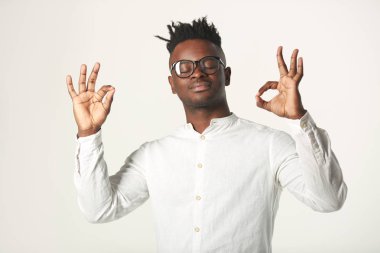 el hareketi ile beyaz arka plan üzerinde gözlük ve beyaz gömlek yakışıklı genç afrikalı adam