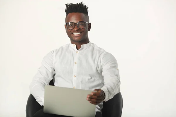 Schöner Junger Afrikanischer Mann Mit Brille Und Weißem Hemd Auf — Stockfoto