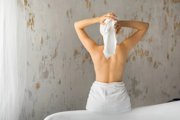 Başında Beyaz Bir Havlu Içinde Güzel Genç Kadın Banyoda Sırtı — Stok fotoğraf