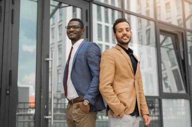 takım elbiseli iki yakışıklı genç erkek