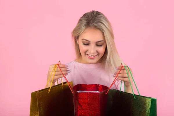 Gyönyörű Fiatal Rózsaszín Háttér Csomagokkal Kezében — Stock Fotó
