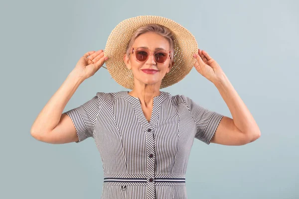 Adult Elderly Woman Hat Blue Background Sunglasses — ストック写真