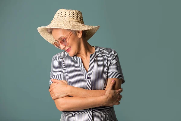 Adulto Anciana Sombrero Sobre Fondo Azul Gafas Sol —  Fotos de Stock