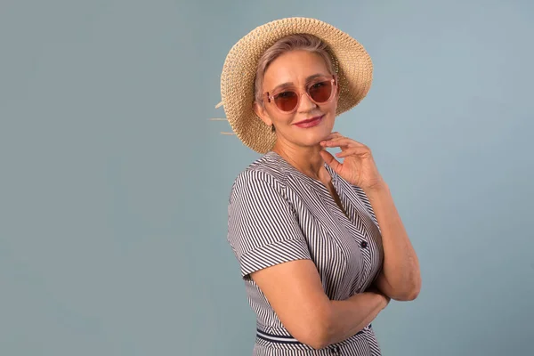 Erwachsene Ältere Frau Mit Hut Vor Blauem Hintergrund Mit Sonnenbrille — Stockfoto