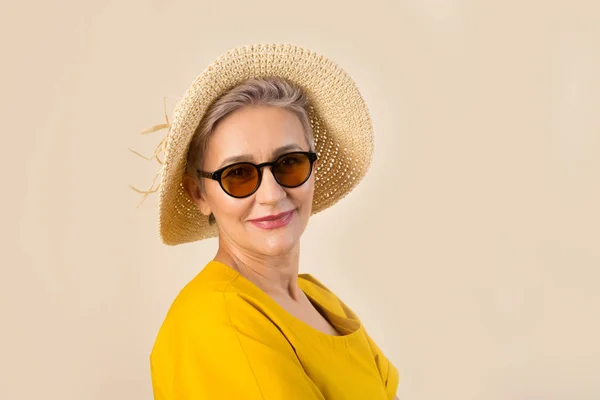 Volwassen Oudere Vrouw Een Hoed Een Beige Achtergrond Zonnebril — Stockfoto
