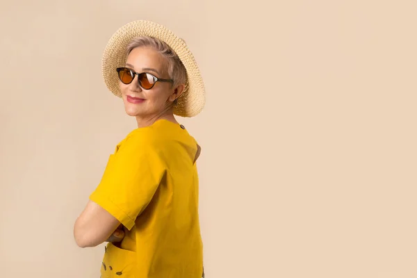 Adult Elderly Woman Hat Beige Background Sunglasses — ストック写真