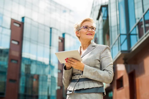 Mujer Adulta Con Estilo Edad Traje Gafas Sobre Fondo Edificio — Foto de Stock