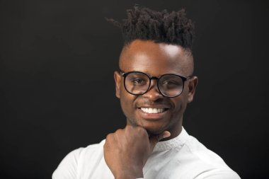  Siyah gözlüklü yakışıklı Afrikalı adam.