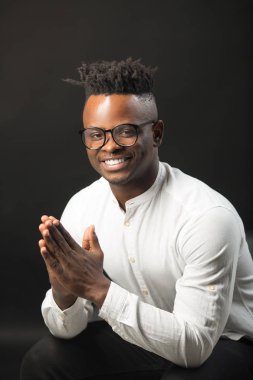  Siyah gözlüklü yakışıklı Afrikalı adam.